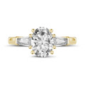 Anello trilogy da 1,00 carati in oro giallo con diamante ovale e baguette affusolate