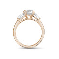 Anello trilogy da 1,00 carati in oro rosso con diamante ovale e baguette affusolate