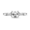 Anello trilogy da 1,00 carati in platino con diamante taglio Asscher e baguette affusolate