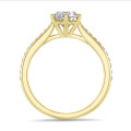 Anello solitario con diamante da 2,00 carati in oro giallo con diamanti laterali
