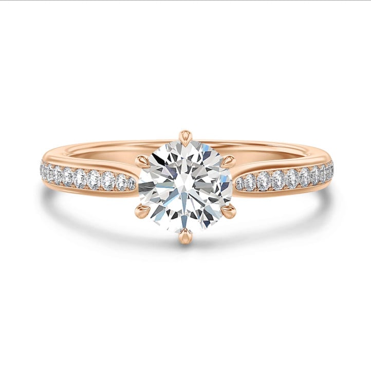 Anello solitario con diamante da 0,70 carati in oro rosso con diamanti laterali