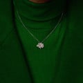 Pendente floreale con diamante da 0,50 carati in oro bianco