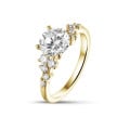 Anello solitario con cluster da 1.50 carati in oro giallo con diamante rotondo