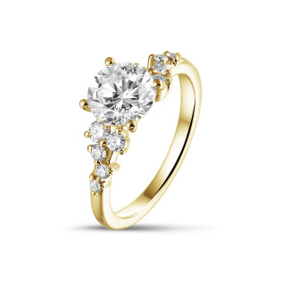 Anello solitario con cluster da 1.50 carati in oro giallo con diamante rotondo