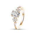 Anello solitario con cluster da 1.20 carati in oro rosso con diamante ovale