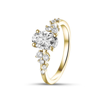 Anello solitario con cluster da 1.50 carati in oro giallo con diamante ovale