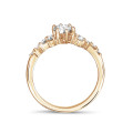 Anello solitario con 1.20 carati in oro rosso con diamante marquise