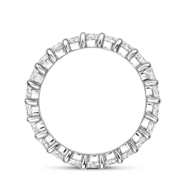 Anello eternity a 1,75 carati con diamanti taglio marquise in oro bianco