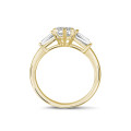 Anello trilogy da 1,00 carati in oro giallo con diamante a marquise e baguette affusolate