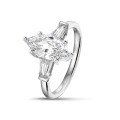 Anello trilogy da 1,00 carati in platino con diamante a marquise e baguette affusolate