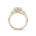 Anello trilogy da 1,00 carati in oro rosso con diamante a marquise e baguette affusolate