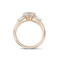 Anello trilogy da 1,00 carati in oro rosso con diamante a marquise e baguette affusolate