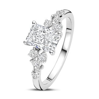 Fidanzamento - Anello solitario con cluster da 1.00 carati in oro bianco con diamante taglio radiant