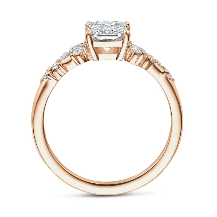 Anello solitario con cluster da 1.50 carati in oro rosa con diamante taglio radiant