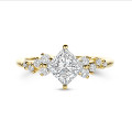 Anello solitario con diamante taglio princess da 1.00 carati in oro giallo