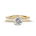 Anello solitario da 0,50 carati in oro giallo con diamanti laterali