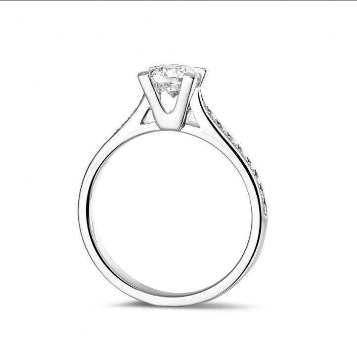 Anello solitario con diamante da 0,50 carati in oro bianco con diamanti laterali