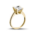 Anello solitario da 3,00 carati in oro giallo con diamante princess
