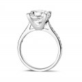 Anello solitario con diamante da 3,00 carati in oro bianco con diamanti laterali