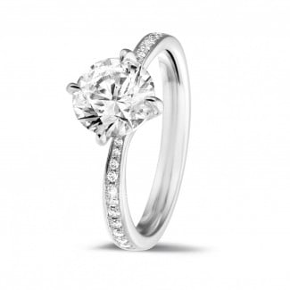 Anello solitario - Anello solitario con diamante da 1,50 carati in oro bianco con diamanti laterali