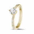 Anello solitario con diamante da 0,50 carati in oro giallo con diamanti laterali