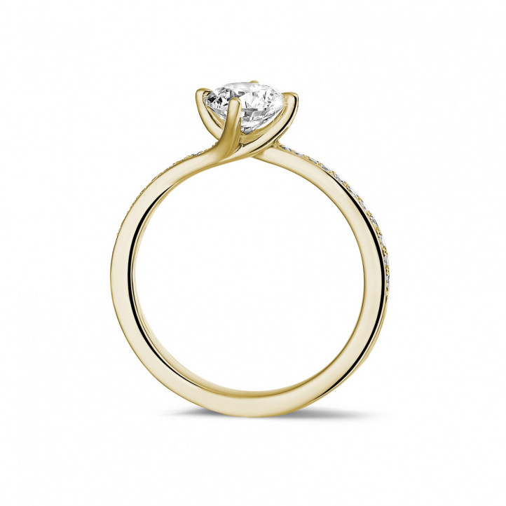 Anello solitario con diamante da 0,70 carati in oro giallo con diamanti laterali
