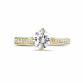 Anello solitario con diamante da 1,00 carati in oro giallo con diamanti laterali