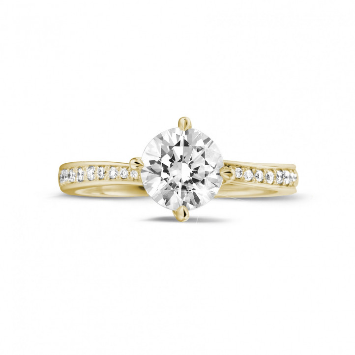 Anello solitario con diamante da 1,25 carati in oro giallo con diamanti laterali