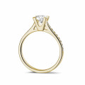 Anello solitario con diamante da 0,50 carati in oro giallo con diamanti laterali