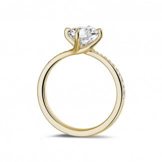 Anelli - Anello solitario con diamante da 1,50 carati in oro giallo con diamanti laterali