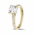 Anello solitario con diamante da 1,25 carati in oro giallo con diamanti laterali