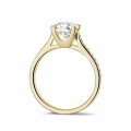 Anello solitario con diamante da 1,25 carati in oro giallo con diamanti laterali