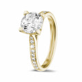 Anello solitario con diamante da 1,50 carati in oro giallo con diamanti laterali
