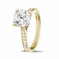 Anello solitario con diamante da 2,00 carati in oro giallo con diamanti laterali