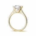Anello solitario con diamante da 2,00 carati in oro giallo con diamanti laterali