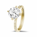 Anello solitario con diamante da 2,50 carati in oro giallo con diamanti laterali