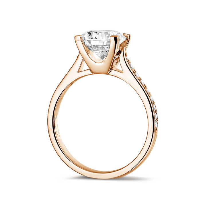 Anello solitario con diamante da 2,00 carati in oro rosso con diamanti laterali