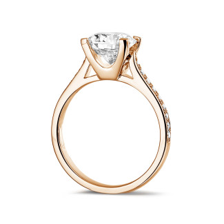 Anelli - Anello solitario con diamante da 2,00 carati in oro rosso con diamanti laterali