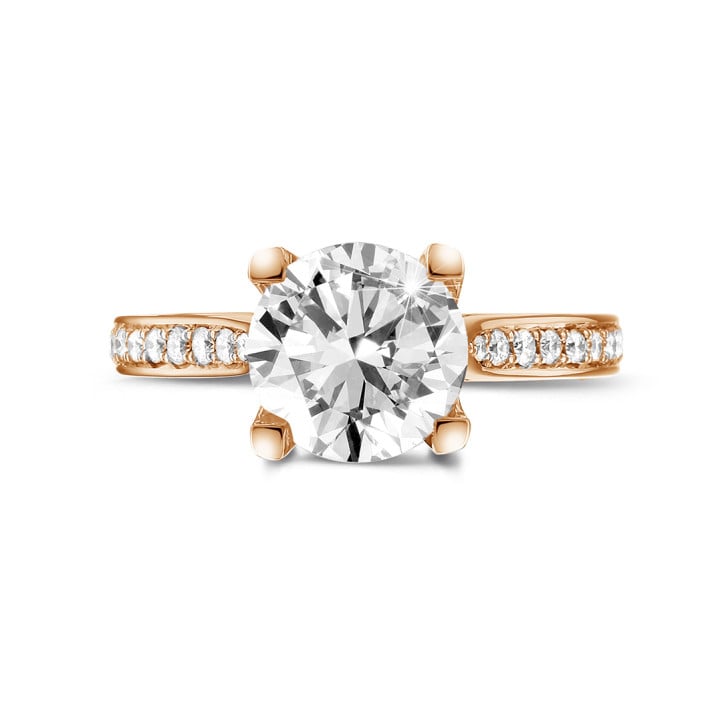 Anello solitario con diamante da 2,50 carati in oro rosso con diamanti laterali