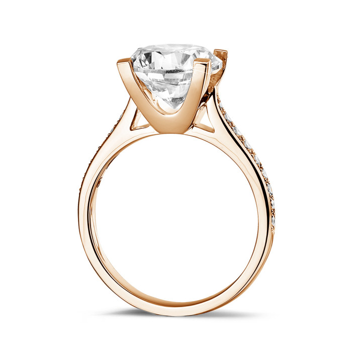 Anello solitario con diamante da 3,00 carati in oro rosso con diamanti laterali