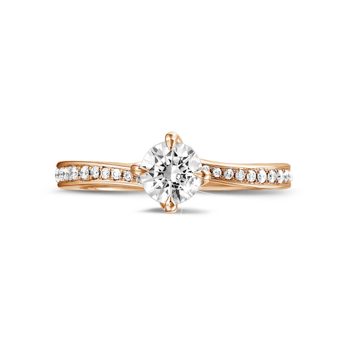 Anello solitario con diamante da 0,50 carati in oro rosso con diamanti laterali