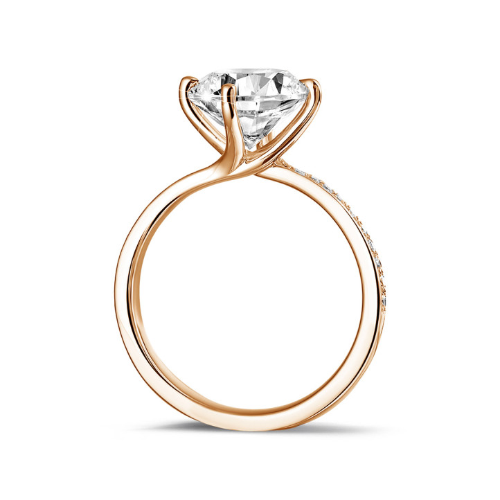 Anello solitario con diamante da 2,50 carati in oro rosso con diamanti laterali