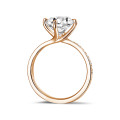 Anello solitario con diamante da 2,50 carati in oro rosso con diamanti laterali