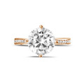 Anello solitario con diamante da 3,00 carati in oro rosso con diamanti laterali