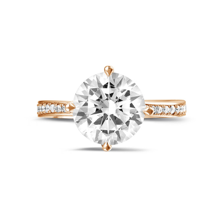 Anello solitario con diamante da 3,00 carati in oro rosso con diamanti laterali