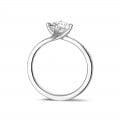 Anello solitario con diamante da 1,00 carati in platino con diamanti laterali