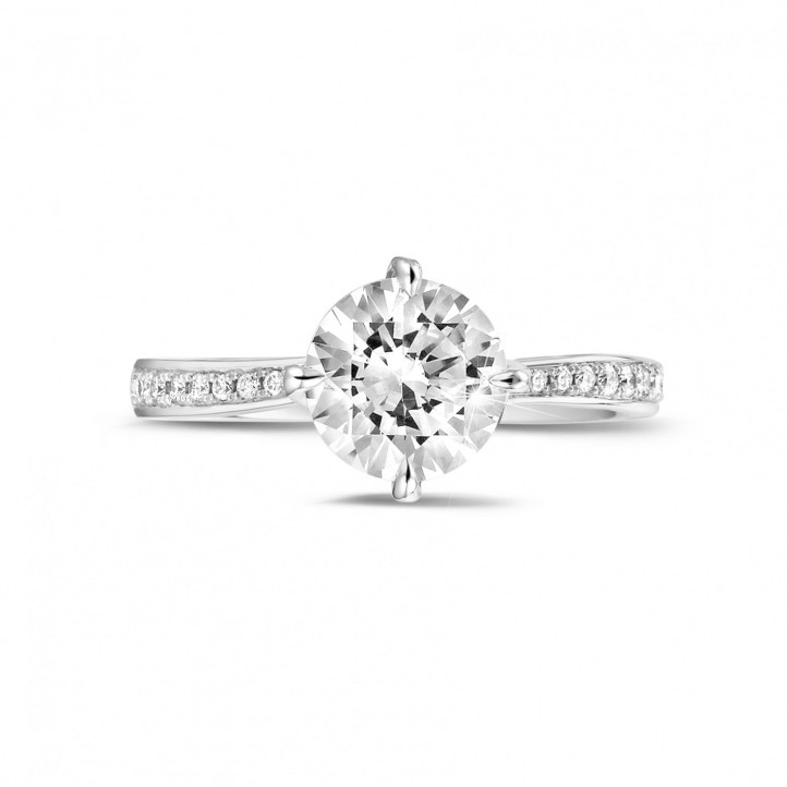 Anello solitario con diamante da 1,50 carati in platino con diamanti laterali