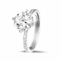 Anello solitario con diamante da 2,50 carati in platino con diamanti laterali