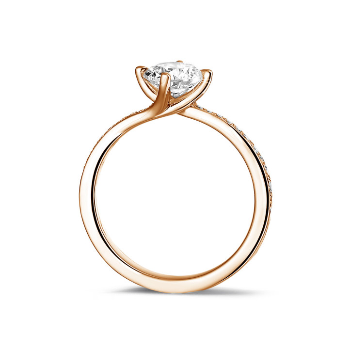 Anello solitario con diamante da 0,90 carati in oro rosso con diamanti laterali