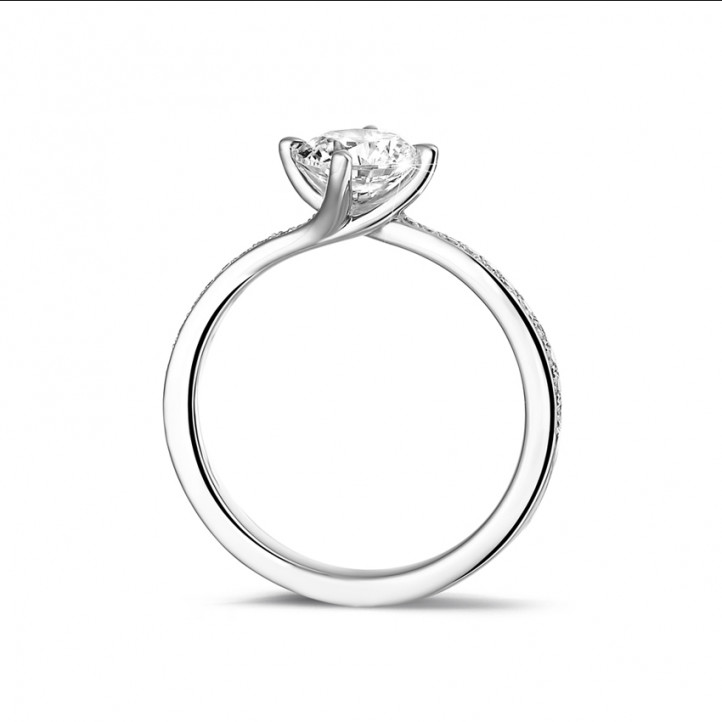Anello solitario con diamante da 0,90 carati in platino con diamanti laterali